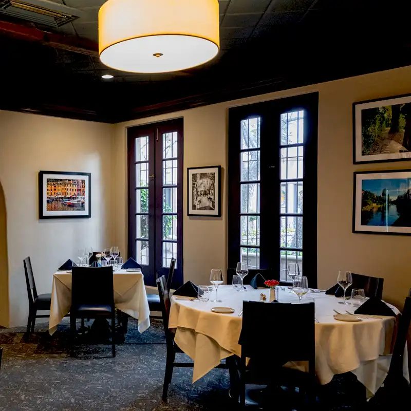 Rene Restaurant diningroom